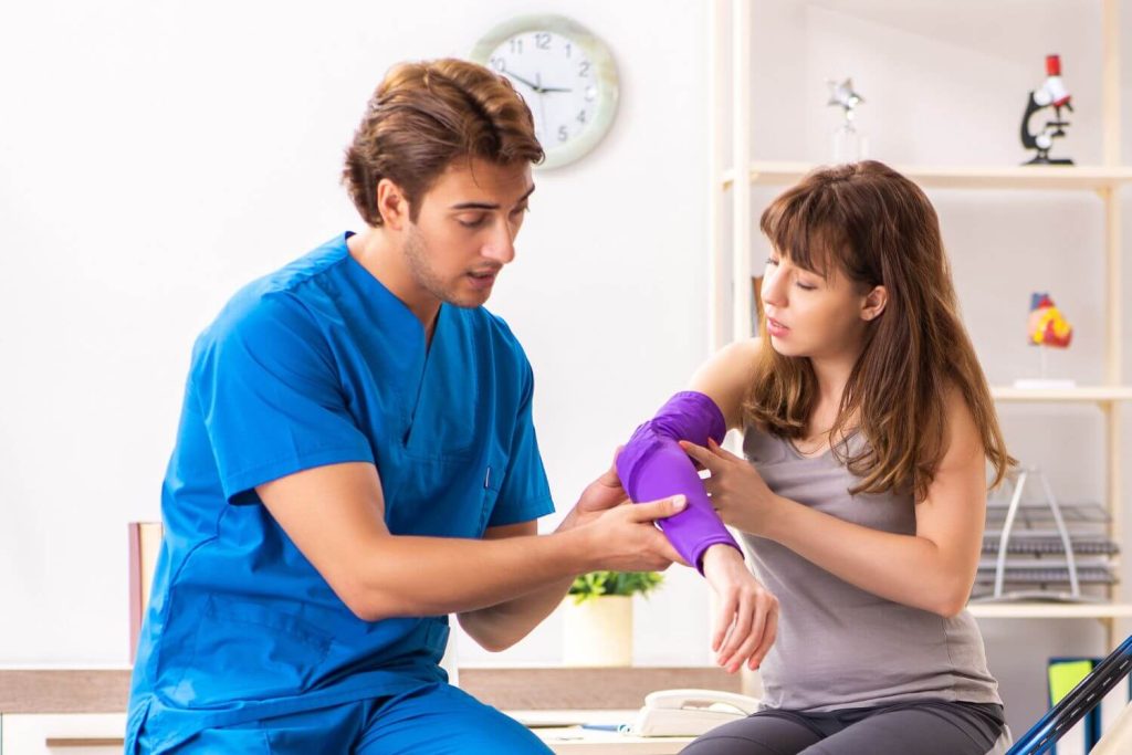 Fisioterapia para pacientes con codo de tenista en CDMX